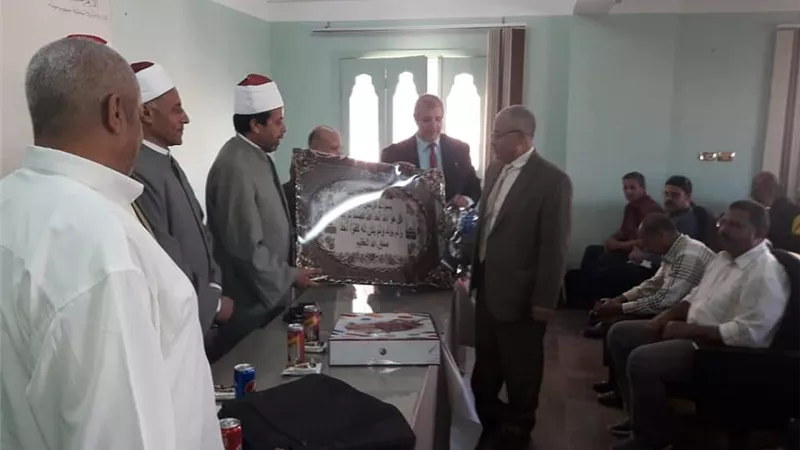 الادارة المركزية لمنطقة جنوب سيناء الازهرية تكرم موجه التغذية لبلوغه المعاش