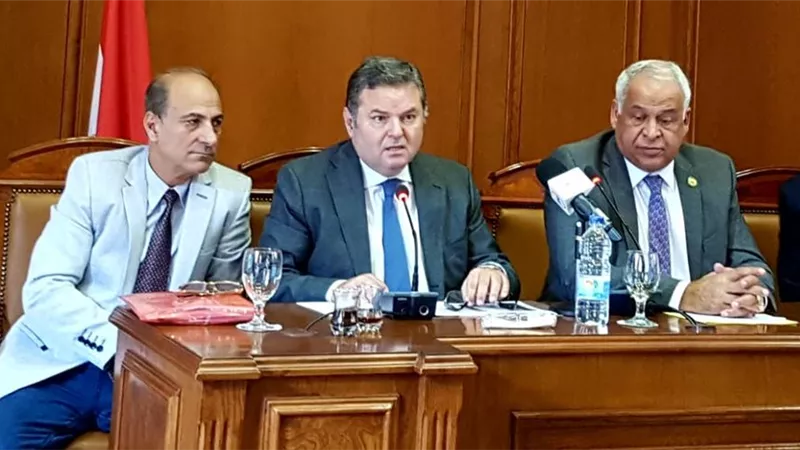 وزير قطاع الأعمال وضع حلول للتغلب على خسائر الشركات الخاسرة