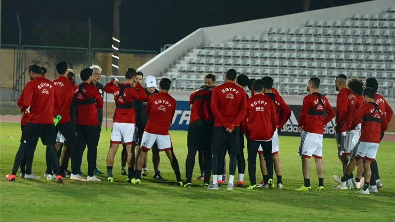 المنتخب يخوض أول تدريب له ببرج العرب بمشاركة صلاح والننى
