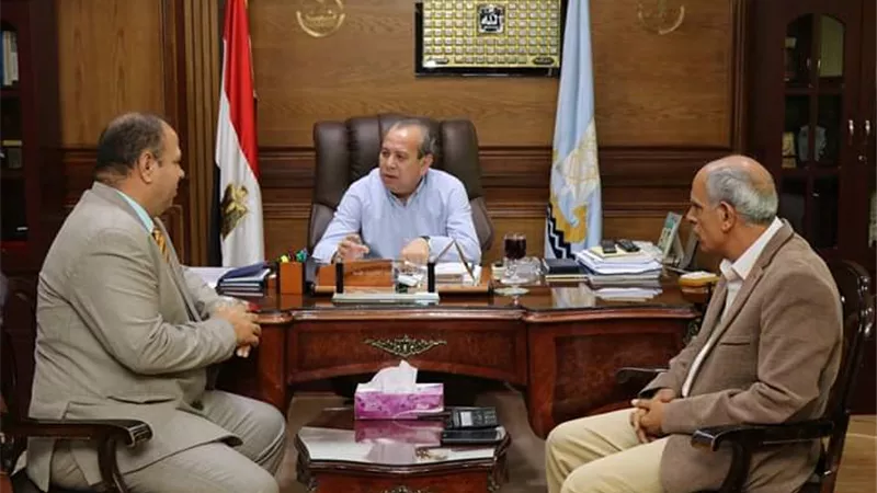 محافظ كفرالشيخ يبحث رفع مستوى الخدمات مع رئيس المركز والمدينة ومدير النظافة