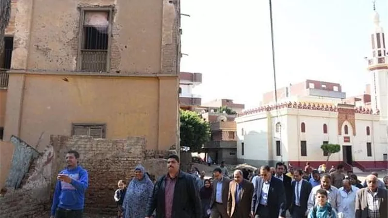 غراب يعاود زيارته لكفرالحمام برفقته مسئولي المياه والصرف والطرق والأبنية