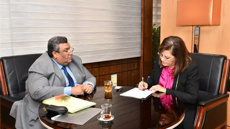 نائب طهطا يلتقي وزيرة التخطيط من أجل كوبرى الخذندارية بطهطا