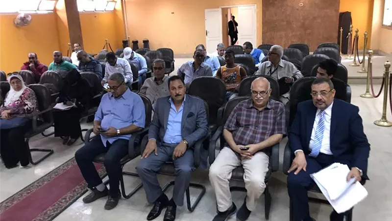 سكان النزهة الجديدة يعربون عن استيائهم من غلق رئيس الحى لمكتبه وعدم مقابلتهم