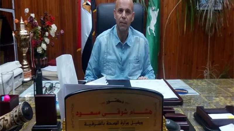 وكيل الصحة بالشرقية يطمئن على طلبة النزلات المعوية