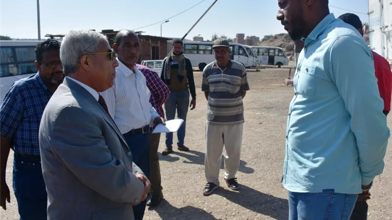 محافظ أسوان يغير خط سير جولته الصباحية ويحيل مسئولين للتحقيق