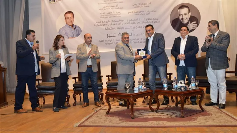 أسامه منير يهدي روشتة للحب والحياة لطلاب عين شمس