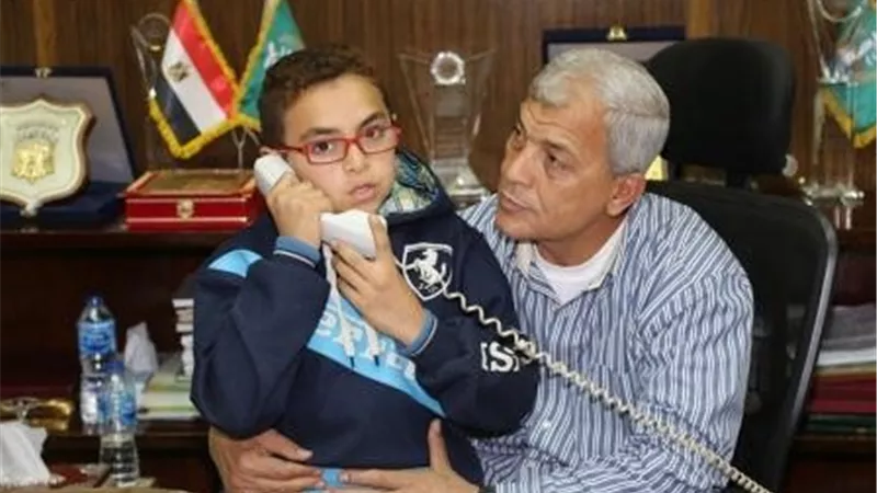 محافظ المنوفية يستقبل طالب يشكو من القمامة أمام مدرسته