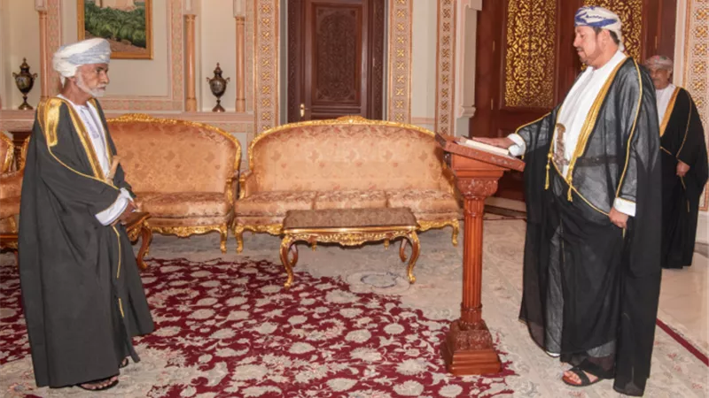 مجموعة من السفراء يؤدون قسم اليمين أمام السلطان قابوس