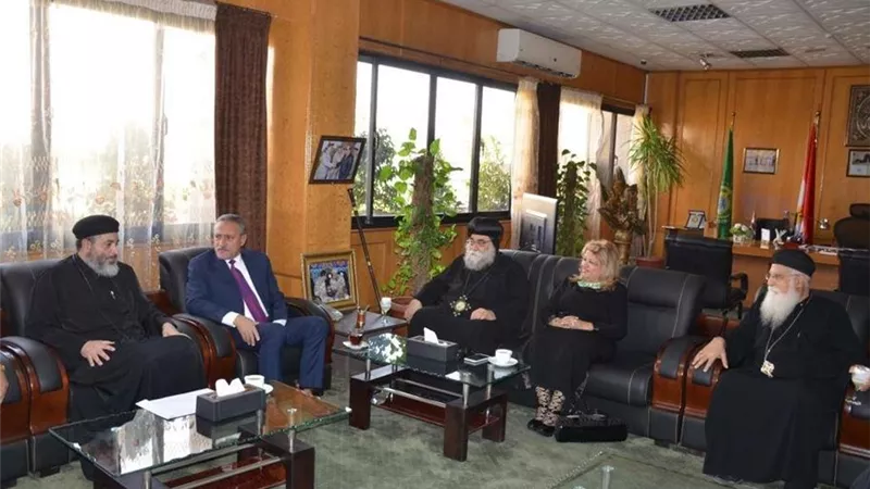 وفد الكنيسة الأرثوذكسية يقدم التهنئة لمحافظ الإسماعيلية بمناسبة المولد النبوى الشريف