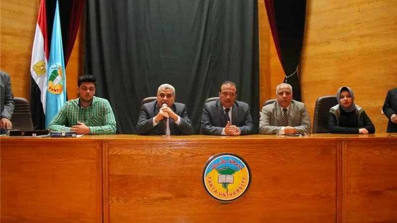 رئيس جامعة طنطا يتلقى باتحاد الطلاب الجديد