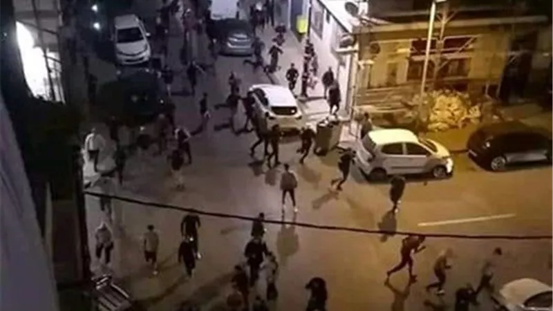 بالفيديو¨ إصابة 70 مشجع فى اشتباكات بين جماهير شباب قسنطينة واتحاد العاصمة