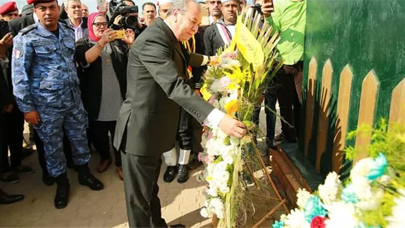 محافظ كفرالشيخ يضع إكليل الزهور على النصب التذكاري لمعركة البرلس البحرية
