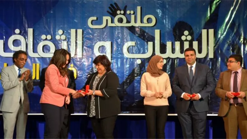 بالصور.. وزيرة الثقافة تكرم نائب محافظ البحيرة بملتقي شباب الجامعات فى القليوبية
