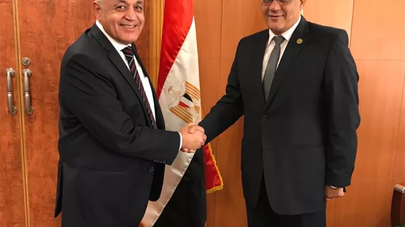 نائب السويس يبحث مع رئيس التنمية الصناعية تفعيل قانون التراخيص