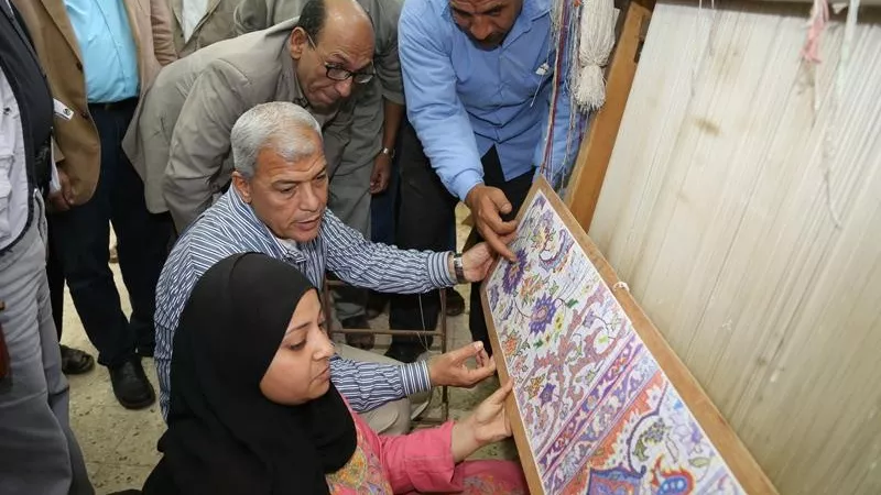 قيادات وشباب ساقية أبو شعرة أشمون منوفية يشييدون بزيارة محافظ المنوفية للقرية ومصانع السجاد