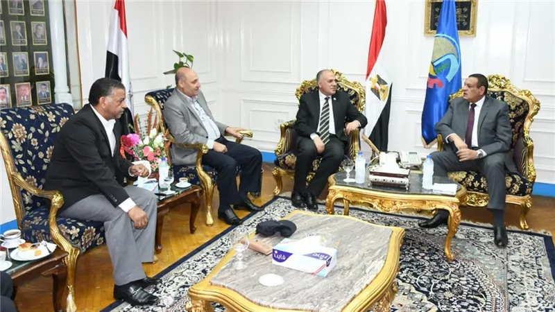 محافظ البحيرة يستقبل وزير الرى ويمنحة درع المحافظة
