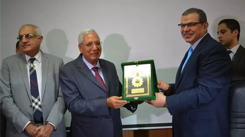 سعفان يتبادل الدروع مع محافظ الدقهلية ورئيس جامعة المنصورة