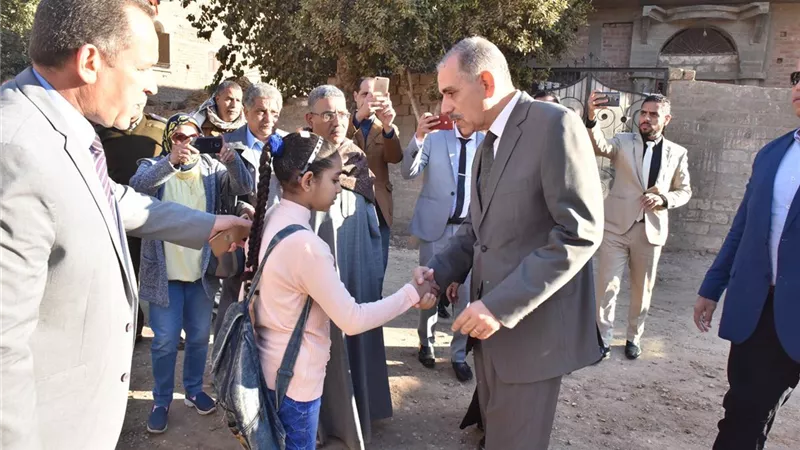 محافظ أسيوط يصطحب الطالبة 