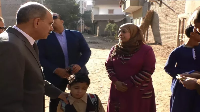 محافظ أسيوط يستجيب لسيدة استوقفته لدمج ابنها بأنشطة مركز الشباب