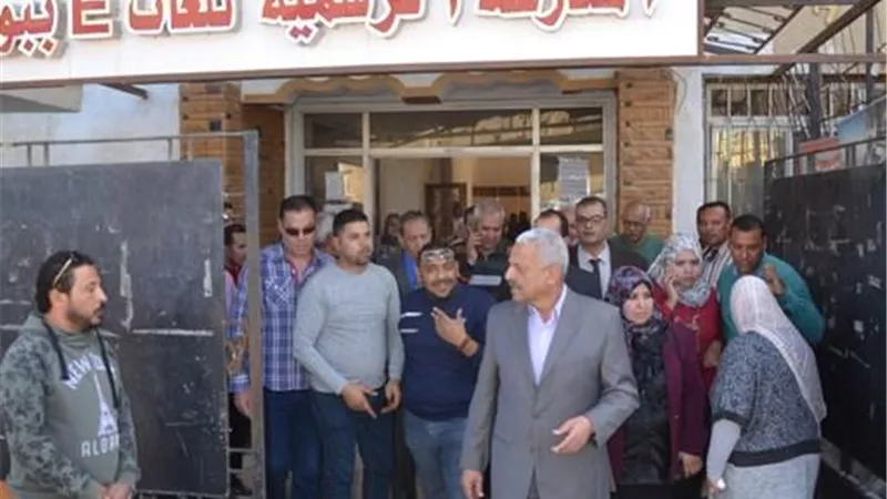 محافظ السويس يحيل مدير ادارة تعليمية ومديرة مدرسة للتحقيق