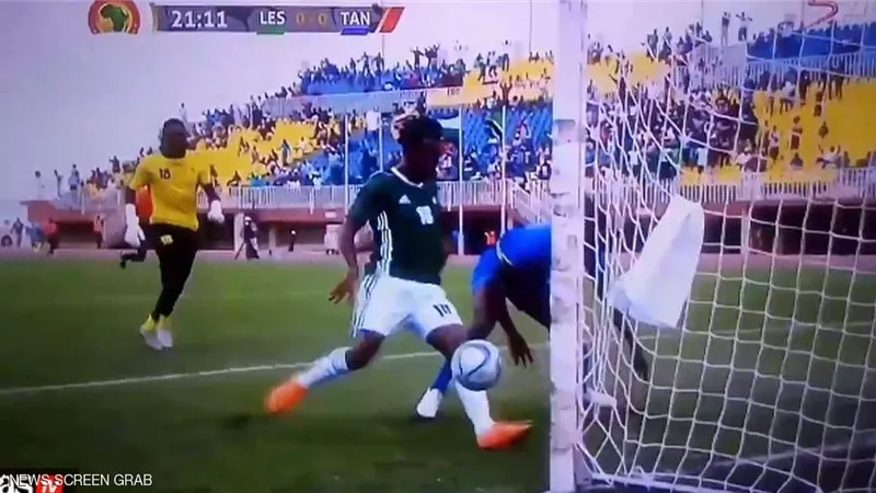 لاعب منحوس يضيع 