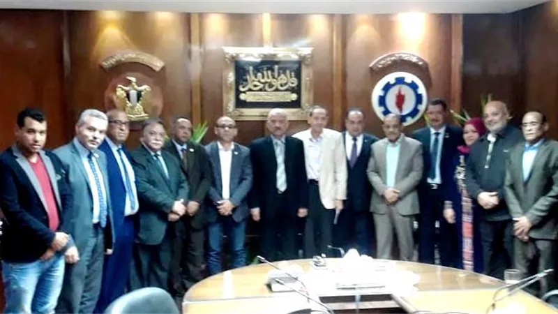 قيادات الأحزاب تفتح الملفات الشائكة أمام محافظ السويس
