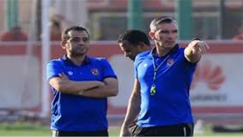 كارتيرون يجتمع بلاعبي الأهلي قبل بداية المران