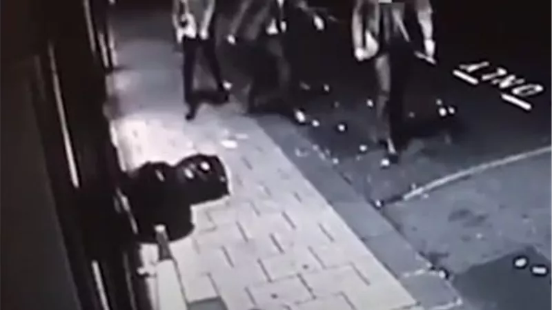 الكباب العربي يطيح 5 حراس للملكة البريطانية