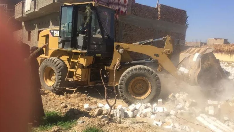 تنفيذ 3 قرارات إزالة بمركز الزينية شمال الأقصر