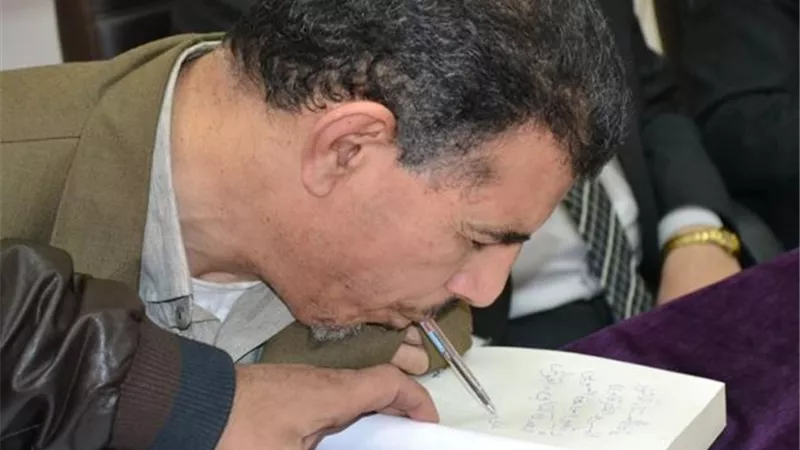 بترت ذراعيه .. فتعلم الكتابه بفمه وأسنانه !!