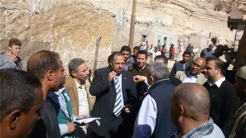 نائب محافظ أسيوط والسكرتير المساعد يتفقدان القافلة الطبية بعزبة سعيد