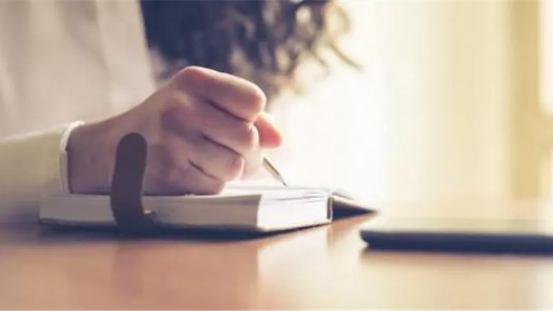المحرر العربي يَوَْمٌ الخروَج مِنَ الغرفة المظلمة
