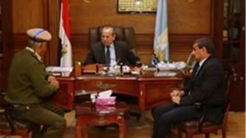 محافظ كفرالشيخ يناقش مواجهة التعديات على الأراضي الزراعية وأملاك الدولة
