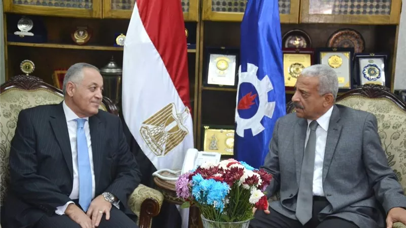 بحث زيادة الإستثمار بالمناطق الصناعية بالسويس