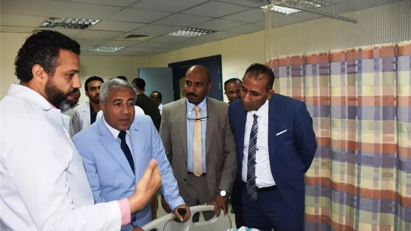 محافظ أسوان يطمئن على مصابى حادث تصادم أتوبيس ركاب بسيارة ميكروباص بطريق أسوان