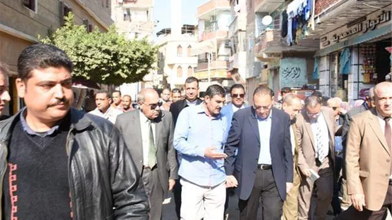 محافظ الشرقية يستجيب لشكوى أحد المواطنين وينتقل لمنطقة القومية بالزقازيق
