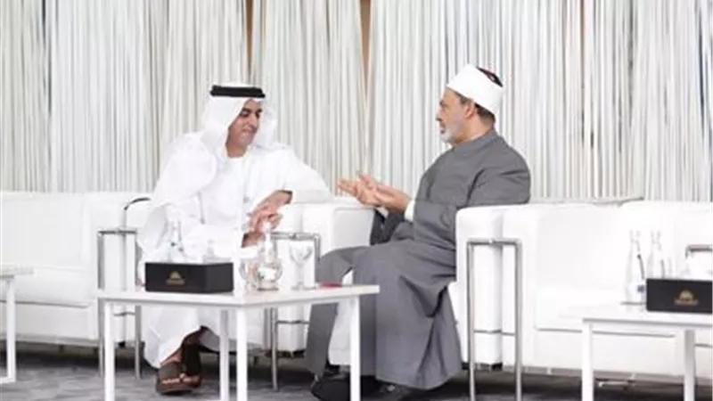 الإمام الأكبر يلتقي وزير الداخلية الإماراتي علي هامش ملتقى تحالف الأديان