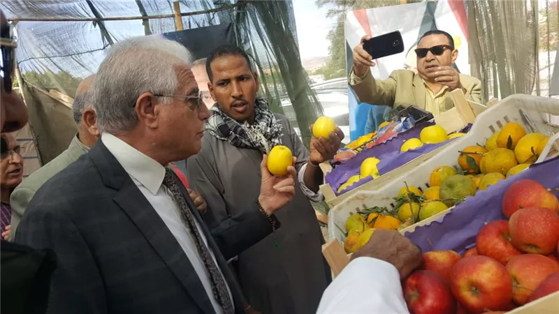 فوده يفتتح منفذ الخضر والفاكهة بطور سيناء
