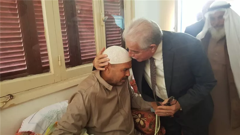 فوده يزور كبير سائقي المحافظة المريض بمنزله