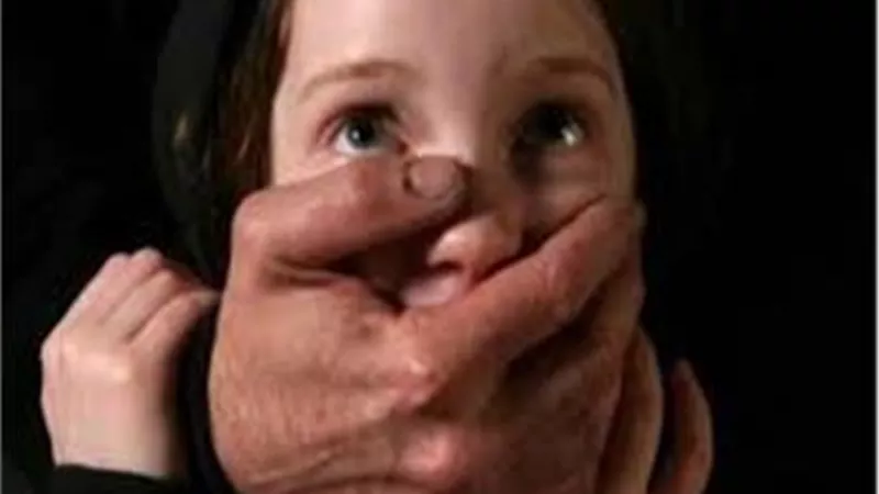 يتخلص من زوجته الطفلة خنقا.. والسبب صادم