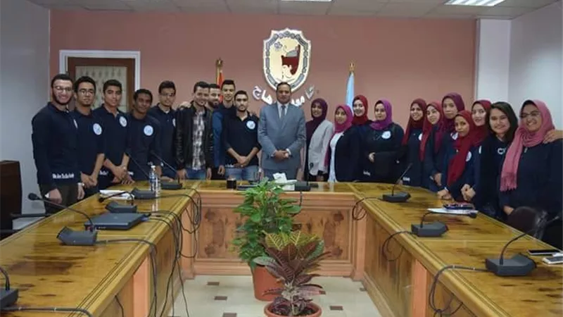 رئيس جامعة سوهاج يجتمع بفريق الجودة بكلية التجارة