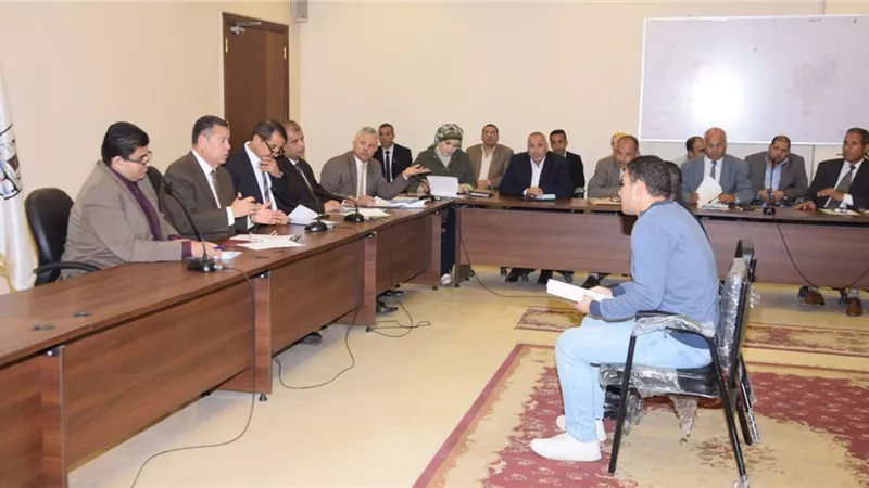 حلول لمطالب 5 قرى وصرف 15 ألف جنيه مساعدات لاسر فقيرة ببنى سويف