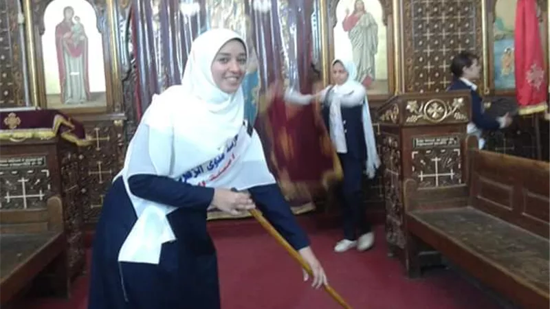 الطالبات المسلمات ينظفن كنيسة العذراء ومسجد قباء
