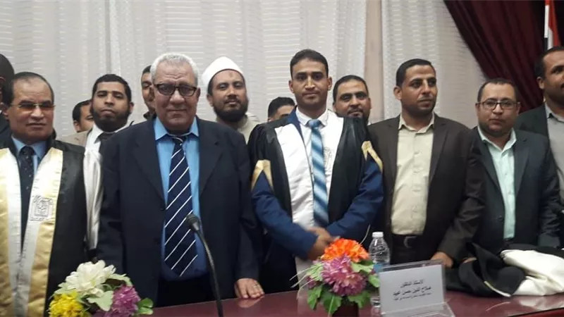 منح باحث دكتوراة باللغة العربية بأسيوط مرتبة الشرف الأولى