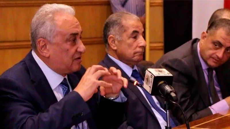 عاشور يطالب 