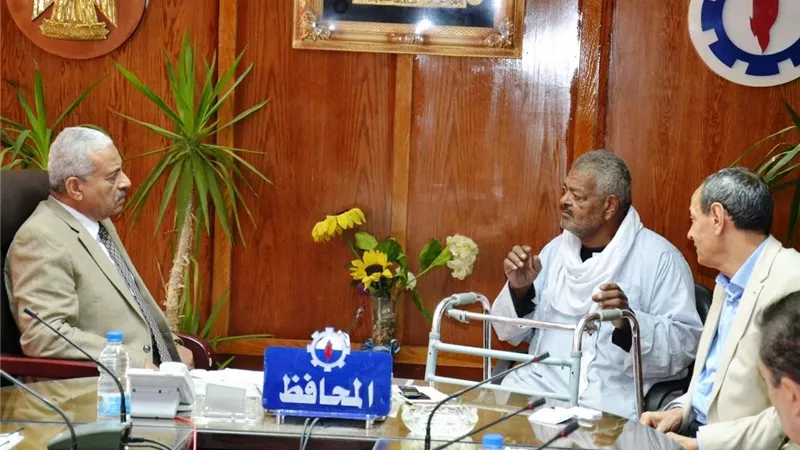 حل مشكلات 23 مواطنا فى اللقاء الجماهيرى بالسويس