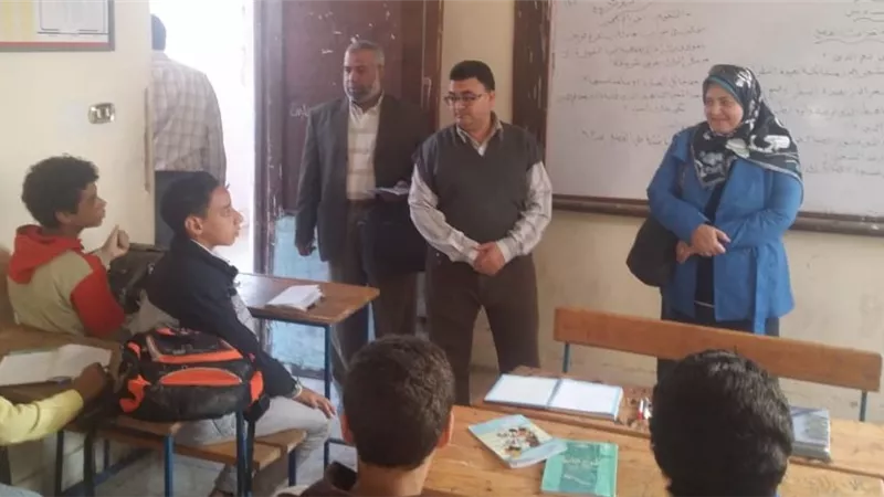 مديرة تعليم قها تتفقد مشروع زراعة عيش الغراب بمدرسة قها