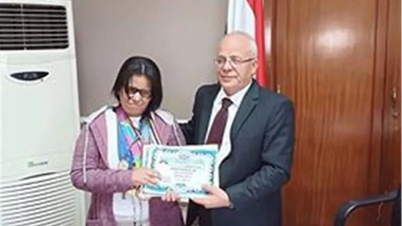 حقوق عين شمس تكرم بطلة رفع الاثقال 