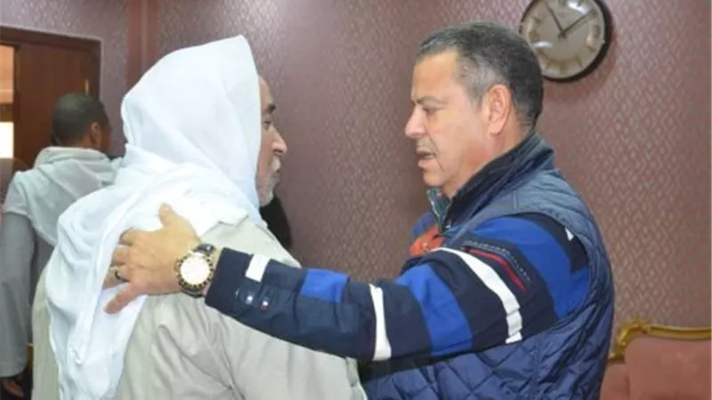 محافظ بني سويف يستقبل والد شهيد القوات المسلحة
