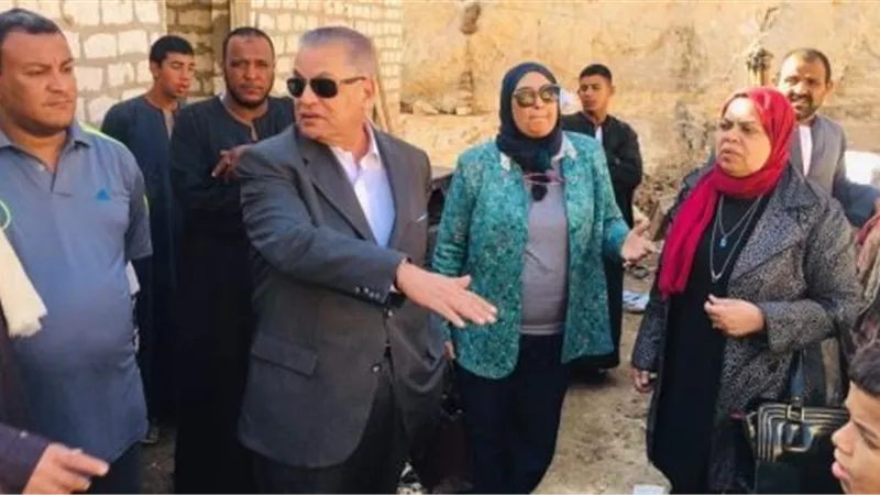 حزب الوفد بأسيوط يزور عزبة سعيد المتضررة من الأمطار .. ويقدم مساعدات مادية ومعنوية